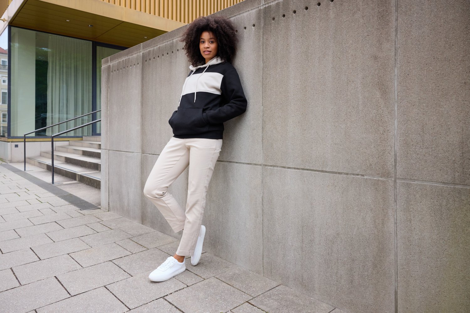 Daiber Sweat-Hoody colour-block UNISEX OCS Blended & RCS in Black/Sandstone – Modellansicht
