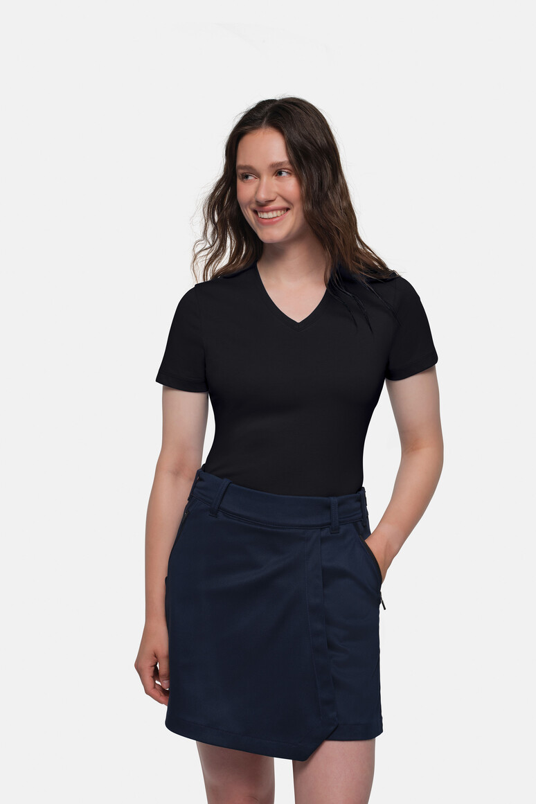 HAKRO 169 COTTON TEC® Damen V-Shirt in Schwarz – Modellansicht