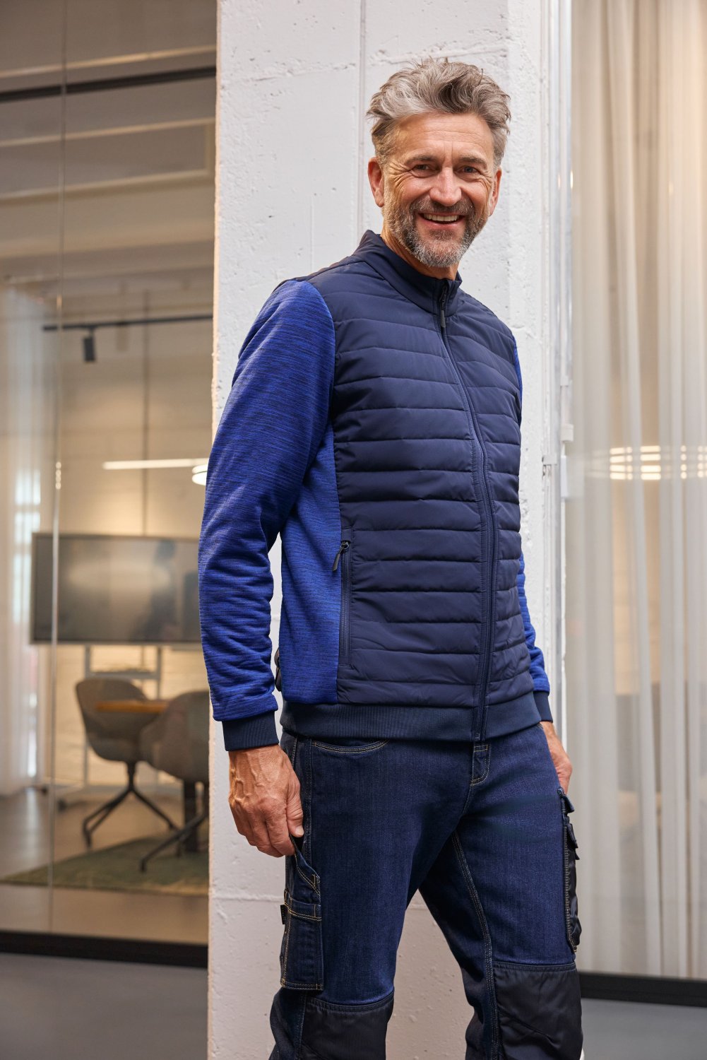 Daiber Men's Padded Hybrid Jacket in Black/Carbon-Melange – Modellansicht