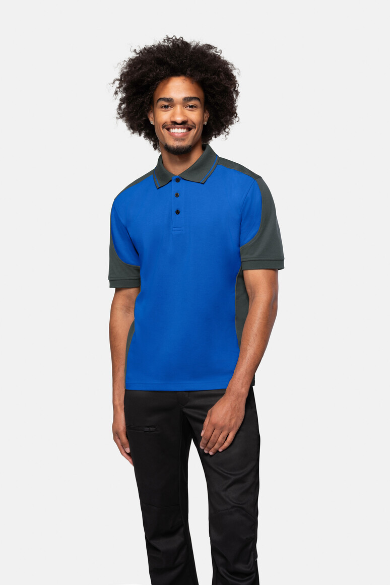 HAKRO 839 Poloshirt Contrast MIKRALINAR® in Royalblau/Anthrazit – Modellansicht