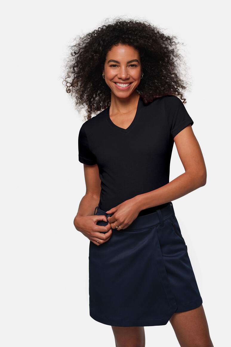 HAKRO 181 Damen V-Shirt MIKRALINAR® in Schwarz – Modellansicht