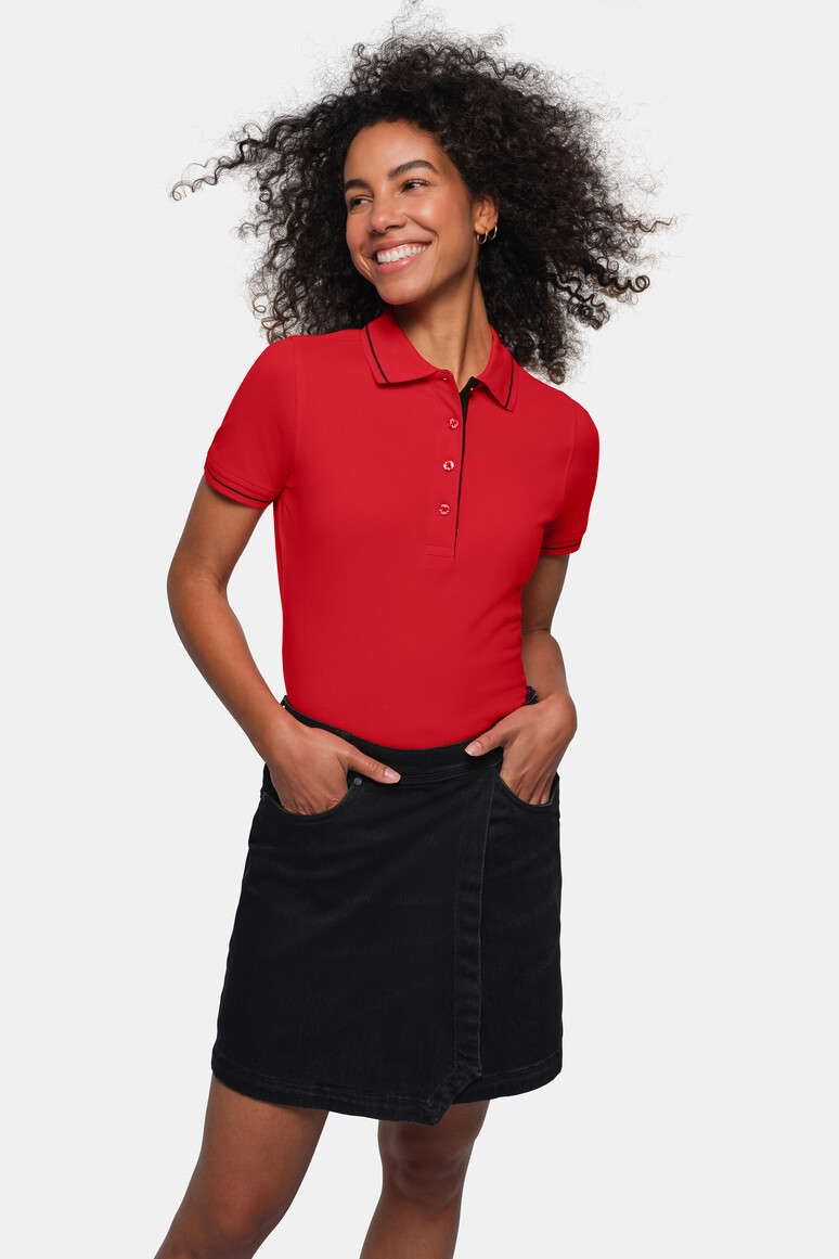HAKRO 203 Damen Poloshirt Casual in Rot/Schwarz – Modellansicht