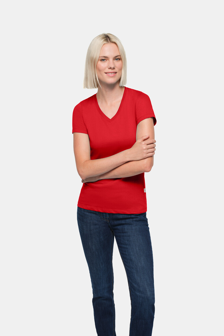 HAKRO 126 Damen V-Shirt Classic in Rot – Modellansicht