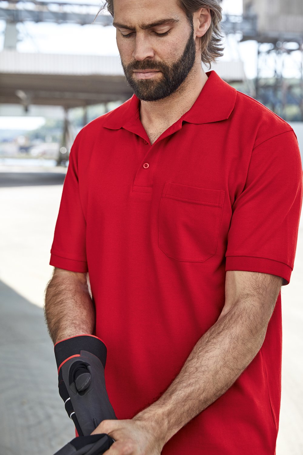 Daiber Men's Polo Pocket in Ash – Modellansicht