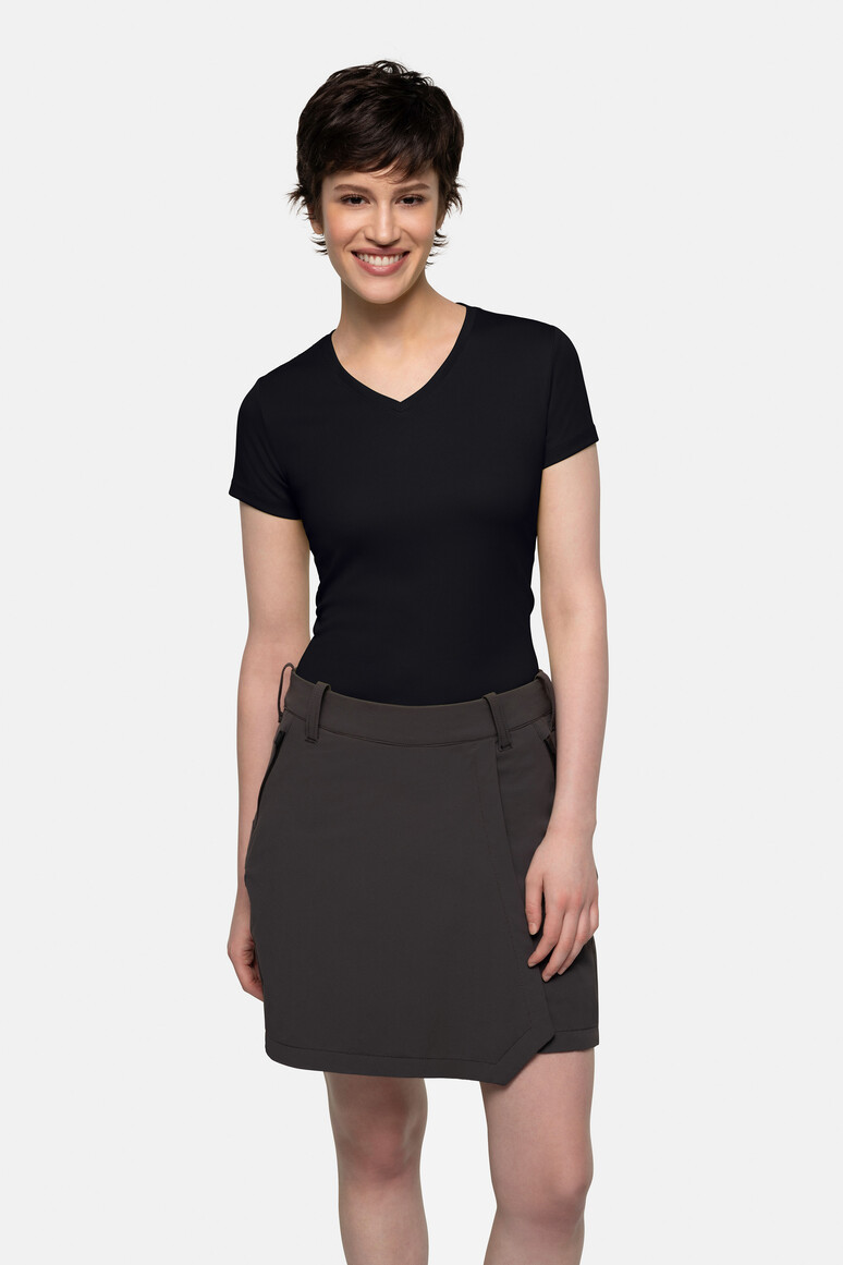 HAKRO 187 Damen V-Shirt COOLMAX® ECO in Schwarz – Modellansicht
