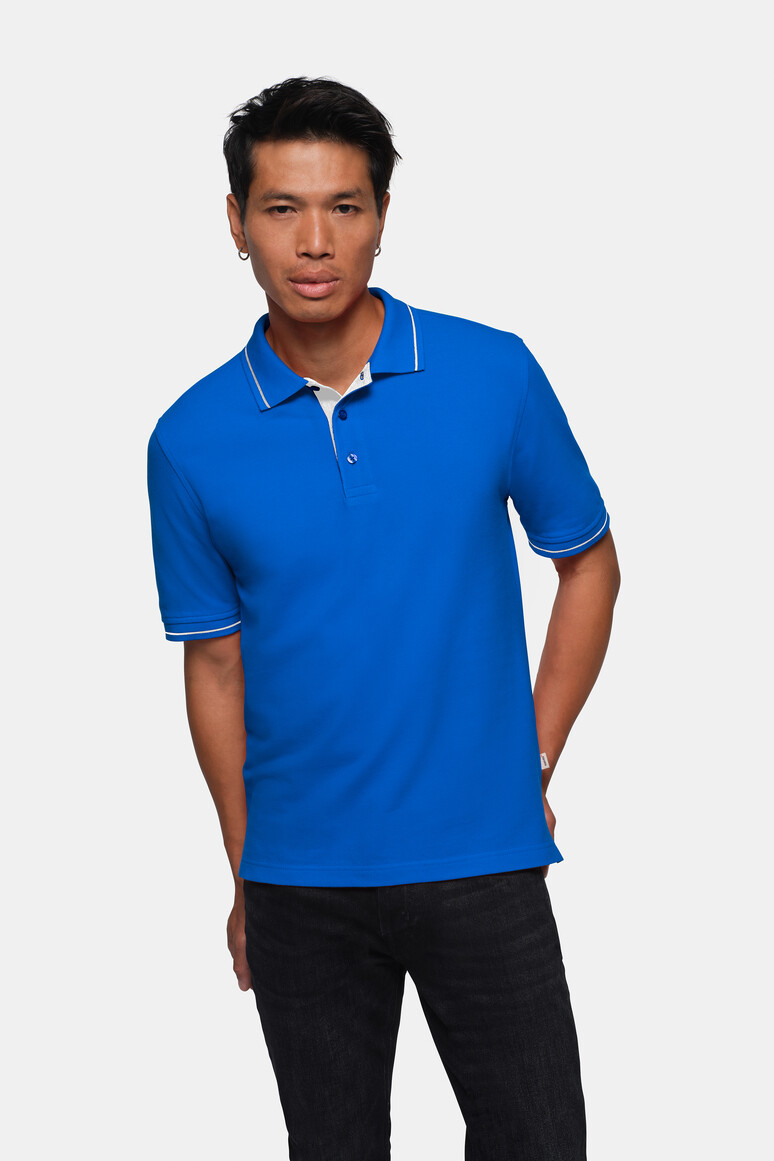 HAKRO 803 Poloshirt Casual in Royalblau/Weiß – Modellansicht