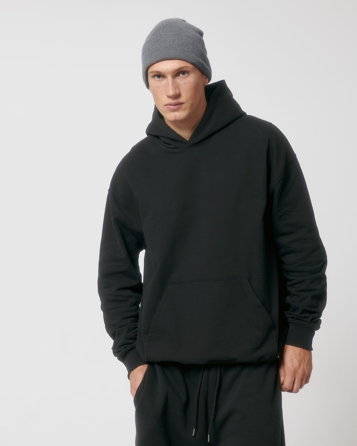 Stanley Stella Cooper Dry in Black – Modellansicht