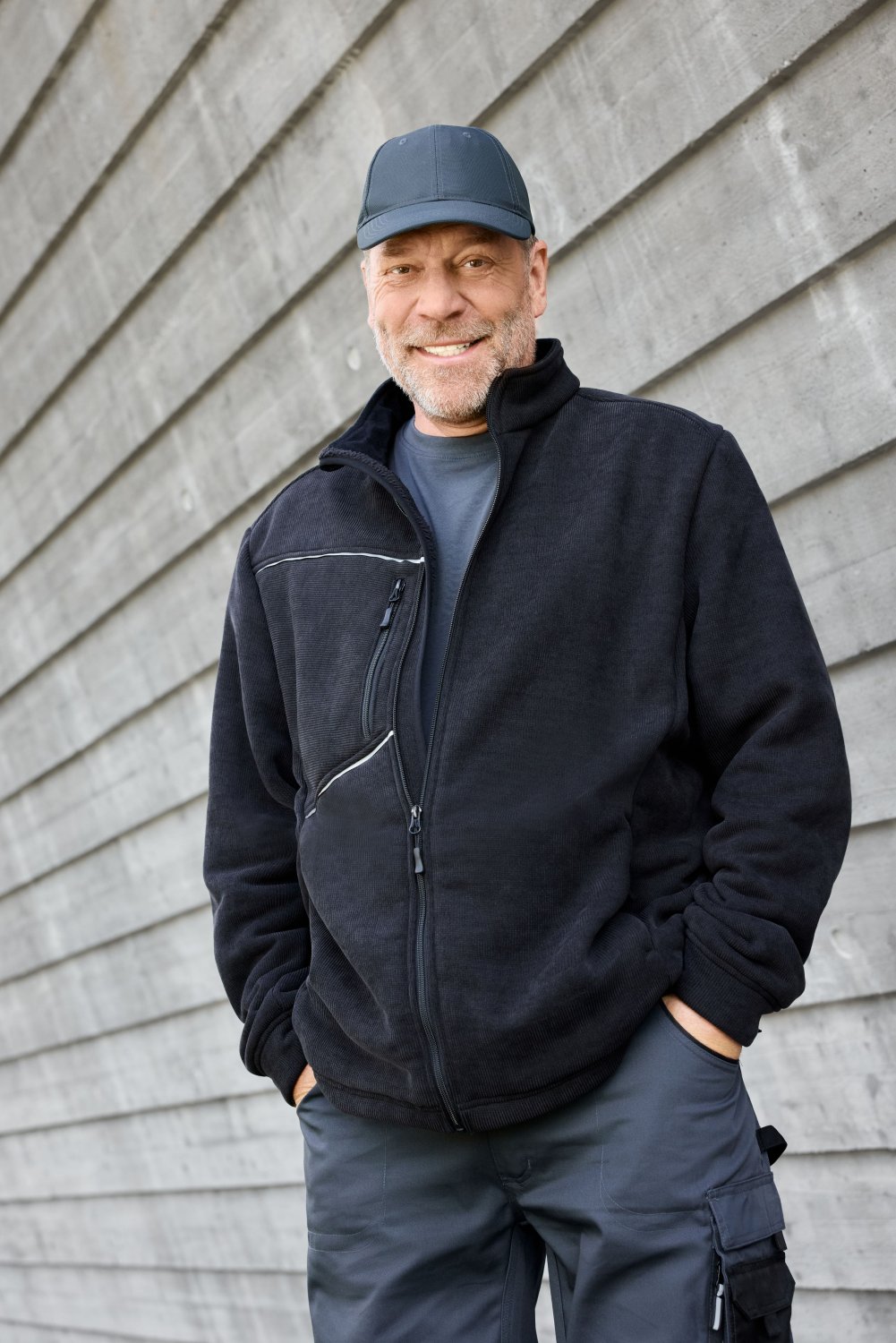 Daiber Fleece Jacket - Corduroy Look in Black – Modellansicht