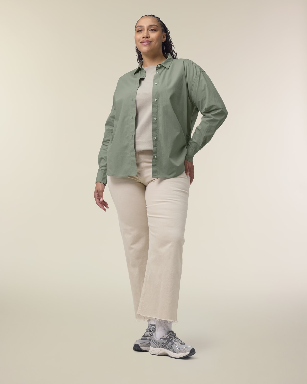 Stanley Stella Stella Styler Shirt in Soft Khaki – Modellansicht